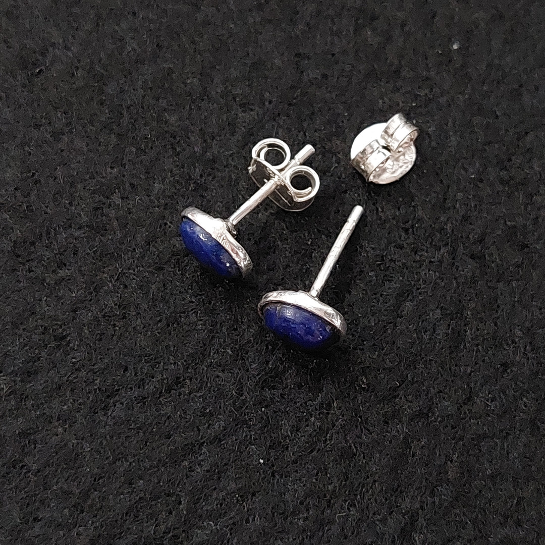 Kleine, ovale Lapislazuli-Silberohrstecker