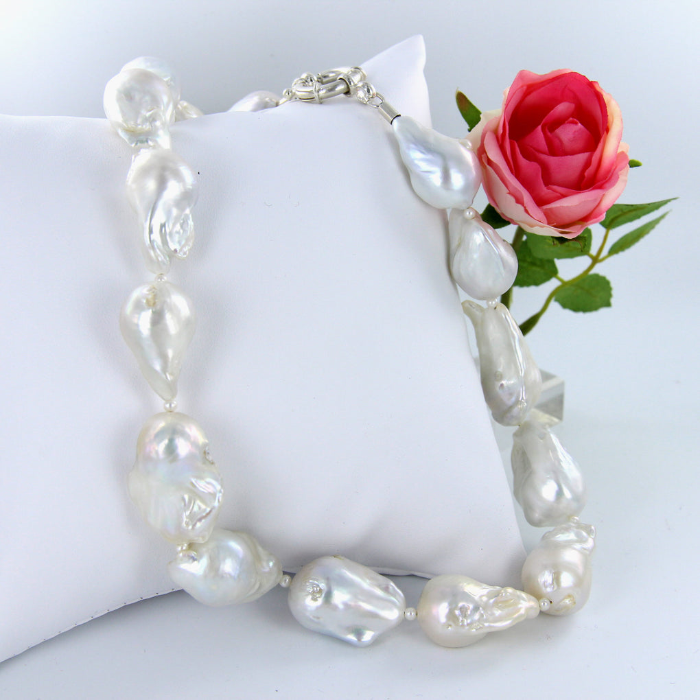 Große Barockperlenkette mit Rose