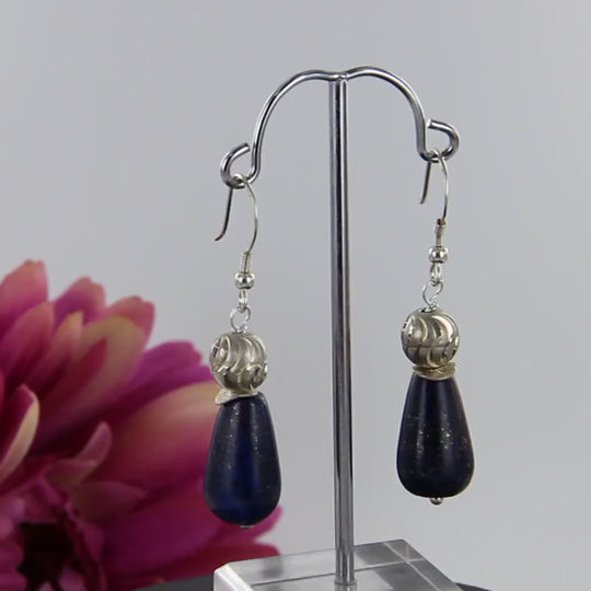 Dunkelblaue Lapislazuli-Ohrhänger mit Silber geschliffener Kugel Fischerhaken in Silber
