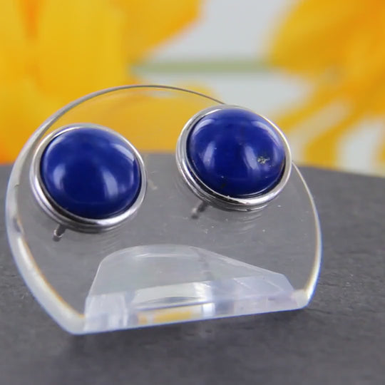 Dunkelblaue Lapislazuli-Ohrstecker mit feinem Silberrand