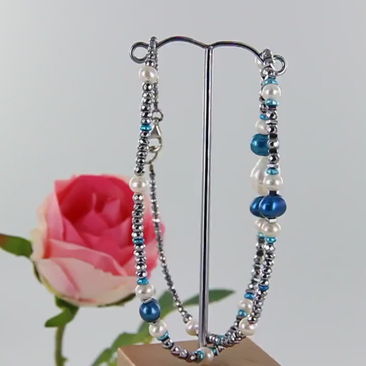Hämatit-Collier mit weißen und blauen Perlen, silberner Karabinerverschluss