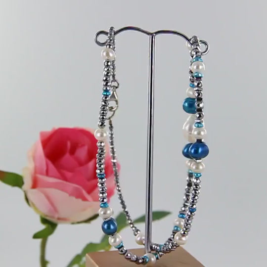 Hämatit-Collier mit weißen und blauen Perlen, silberner Karabinerverschluss