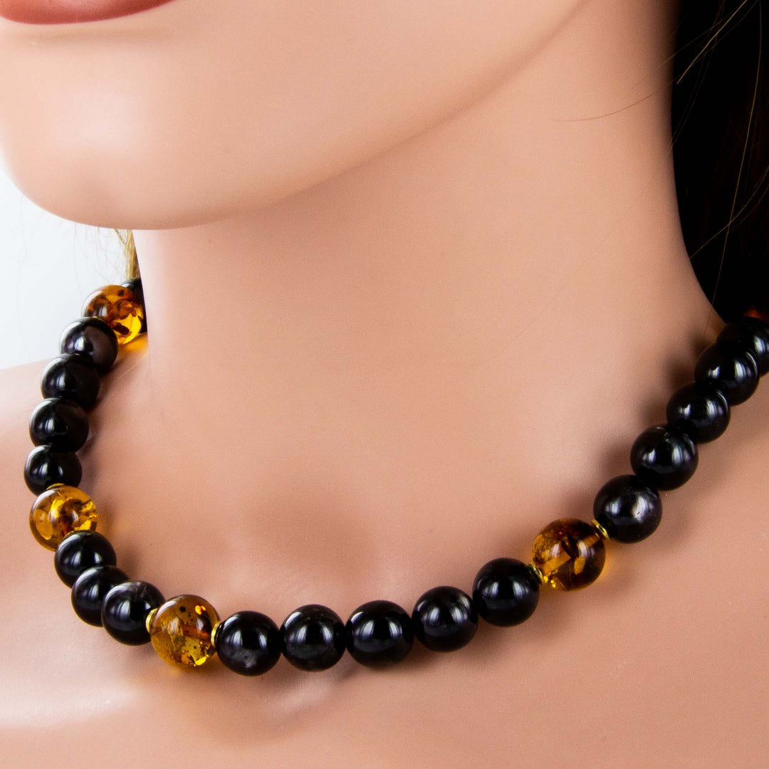 Moderne Bernsteinkette mit Obsidian und Silber