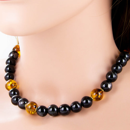 Moderne Bernsteinkette mit Obsidian und Silber
