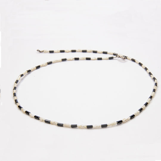 Schwarz-weiße, feine Mabé-Perlenkette mit Hämatit