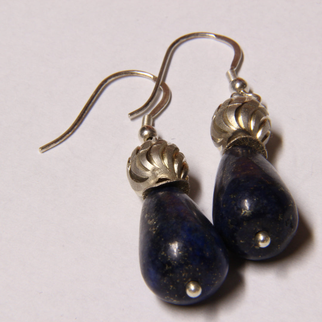 Dunkelblaue Lapislazuli-Ohrhänger mit Silber geschliffener Kugel Fischerhaken in Silber