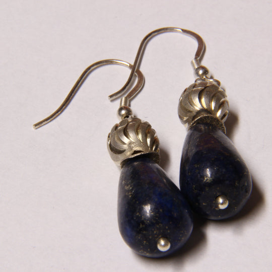 Dunkelblaue Lapislazuli-Ohrhänger mit Silber geschliffener Kugel Fischerhaken in Silber