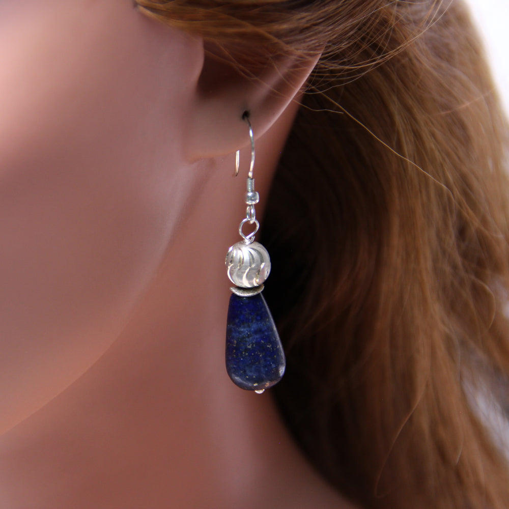 Dunkelblaue Lapislazuli-Ohrhänger mit Silber geschliffener Kugel Fischerhaken in Silber