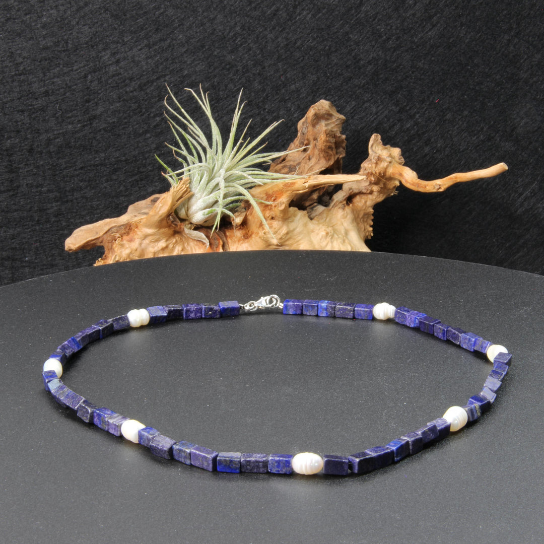 Lapis Lazuli-Quader mit Süßwasserperlen