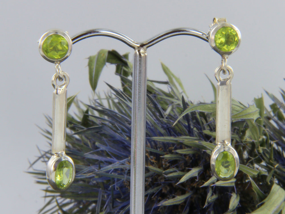 Grüne, rund und oval facettierte Peridot-Ohrhänger, 925er Sterlingsilber
