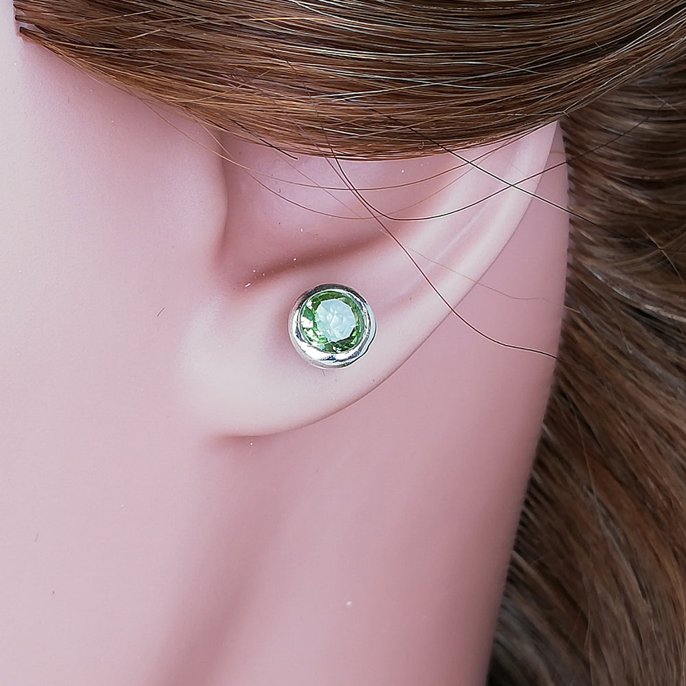 Hellgrüne, rund-facettierte Peridot-Ohrstecker, Sterlingsilber