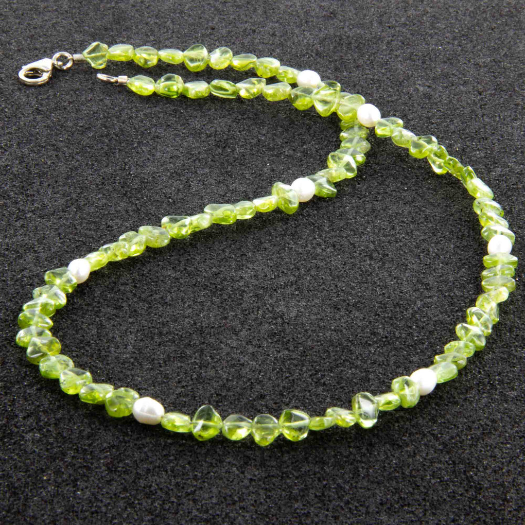 Peridotkette in Herzform mit Perlen