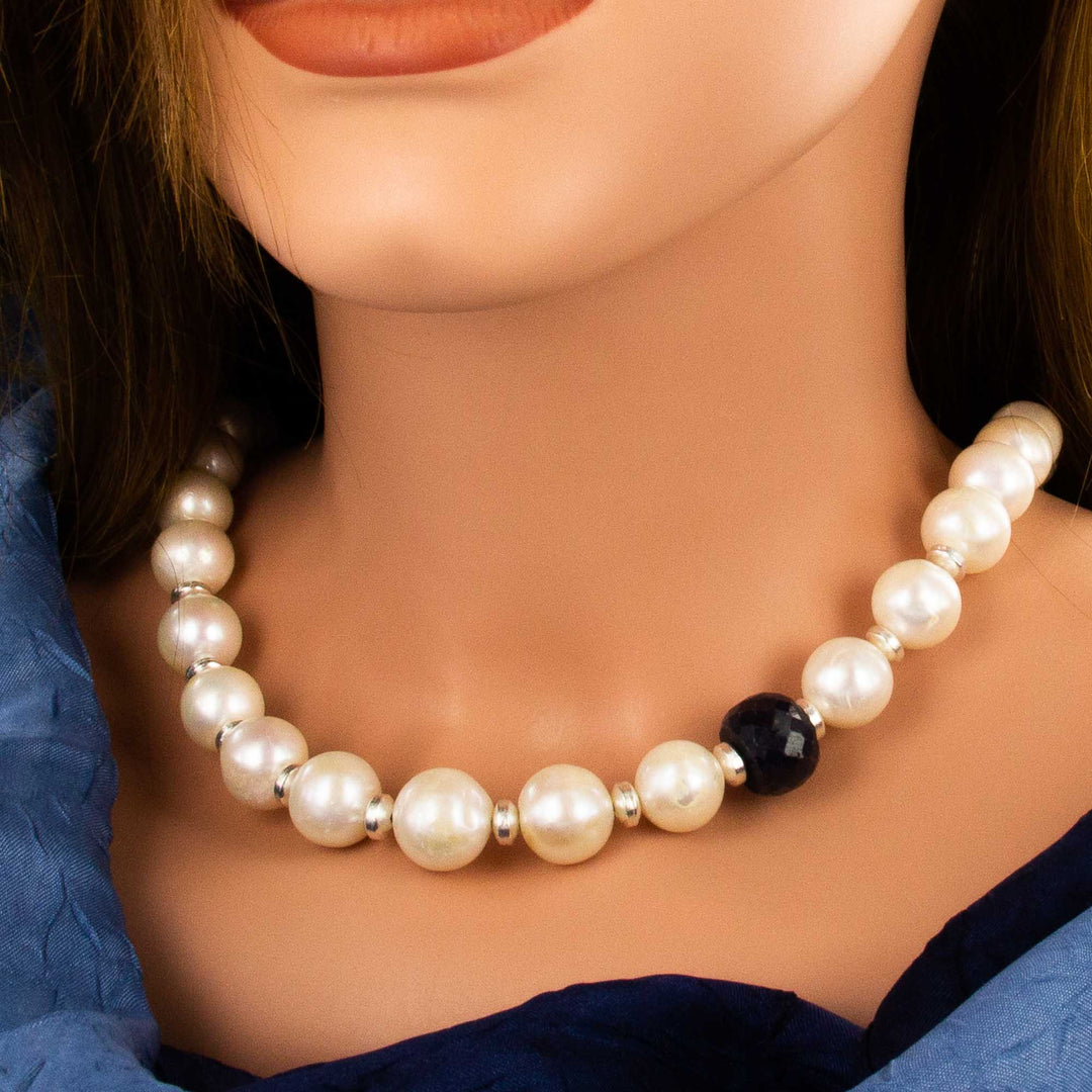 Weiße Perlenkette mit blauem Saphir - Statementkette