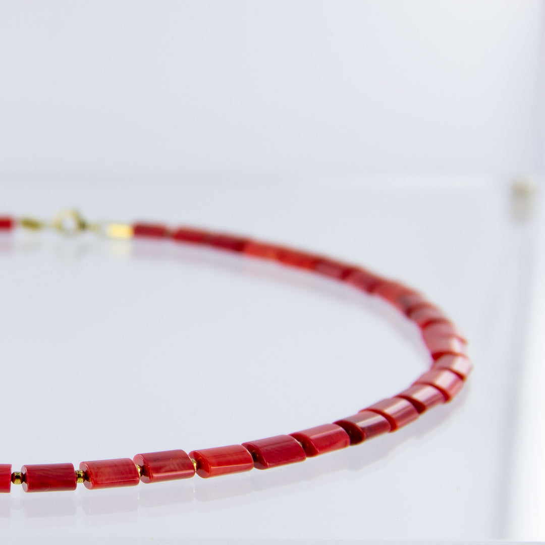 Leuchtend rote Korallenkette, Silber vergoldet