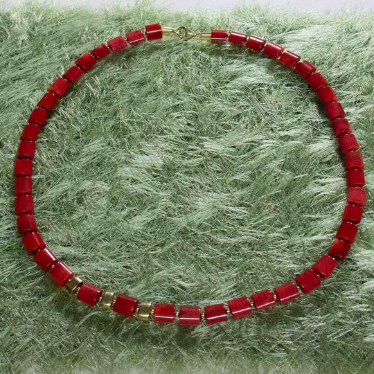 Leuchtend rote Korallenkette, Silber vergoldet