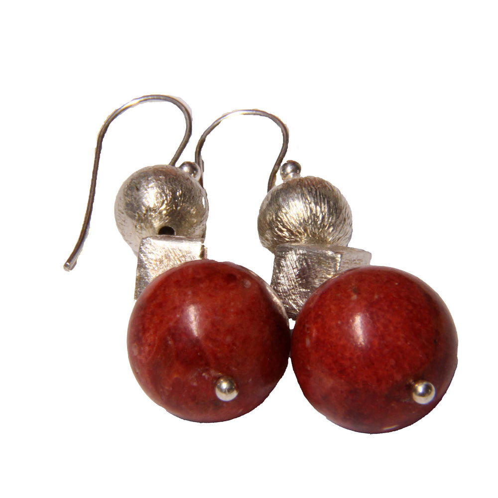 Rote Korallen-Ohrhänger mit 925er Sterlingsilberkugel, - würfel und -haken