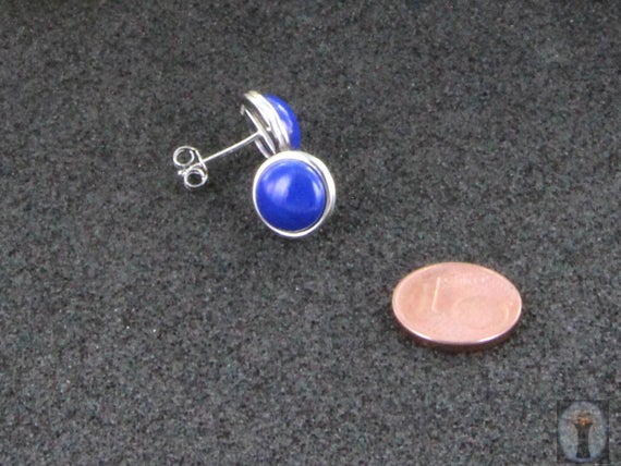 Dunkelblaue Lapislazuli-Ohrstecker mit feinem Silberrand