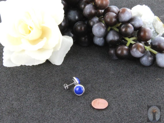 Dunkelblaue Lapislazuli-Ohrstecker mit feinem Silberrand