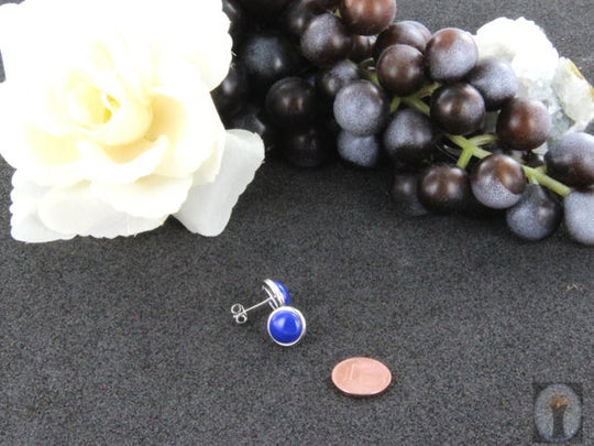 Dunkelblaue Lapislazuli-Ohrstecker mit feinem Silberrand