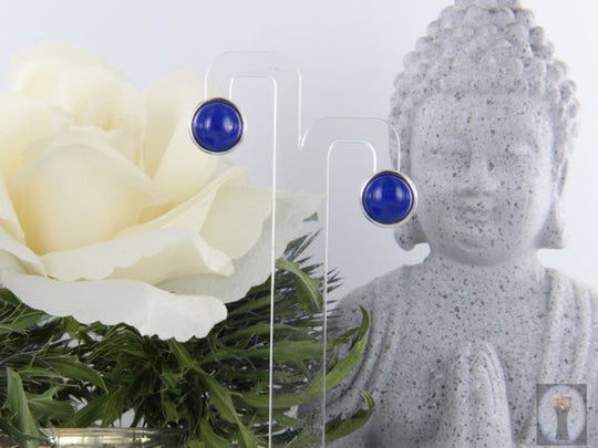 Dunkelblaue Lapislazuli-Ohrstecker mit feinem Silberrand