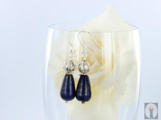 Dunkelblaue Lapislazuli-Ohrhänger mit Silber geschliffener Kugel Fischerhaken in Silber