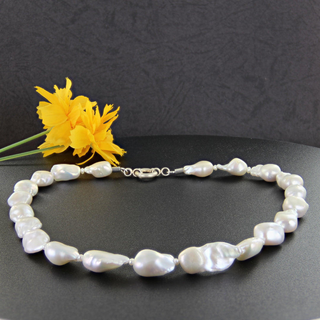 Barock Perlen Kette mit feinen Perlen in strahlendem Weiß