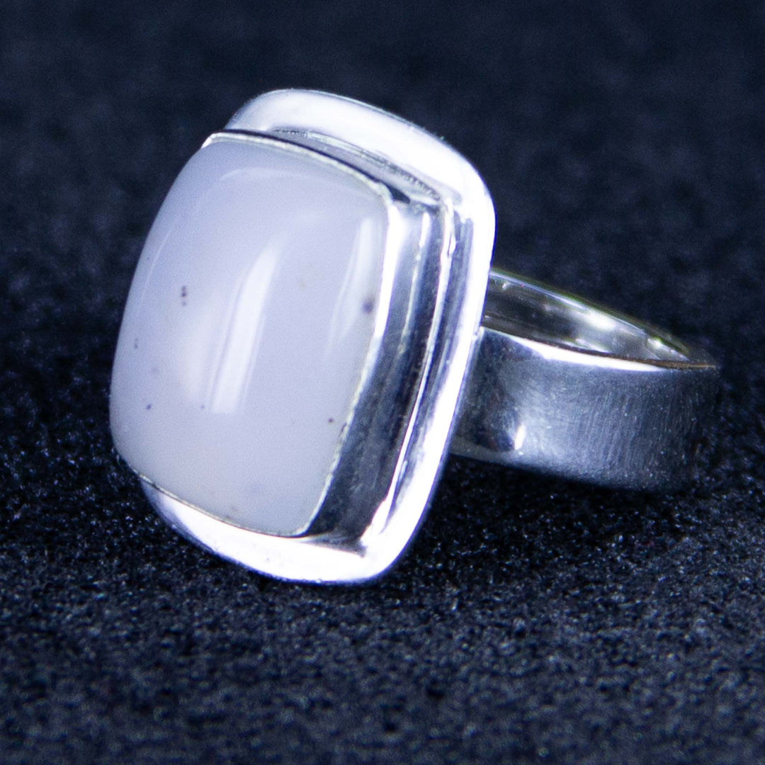 Chalcedon-Cabochon-Ring rechteckig, gearbeitet in Silber, verstellbare Ringschiene