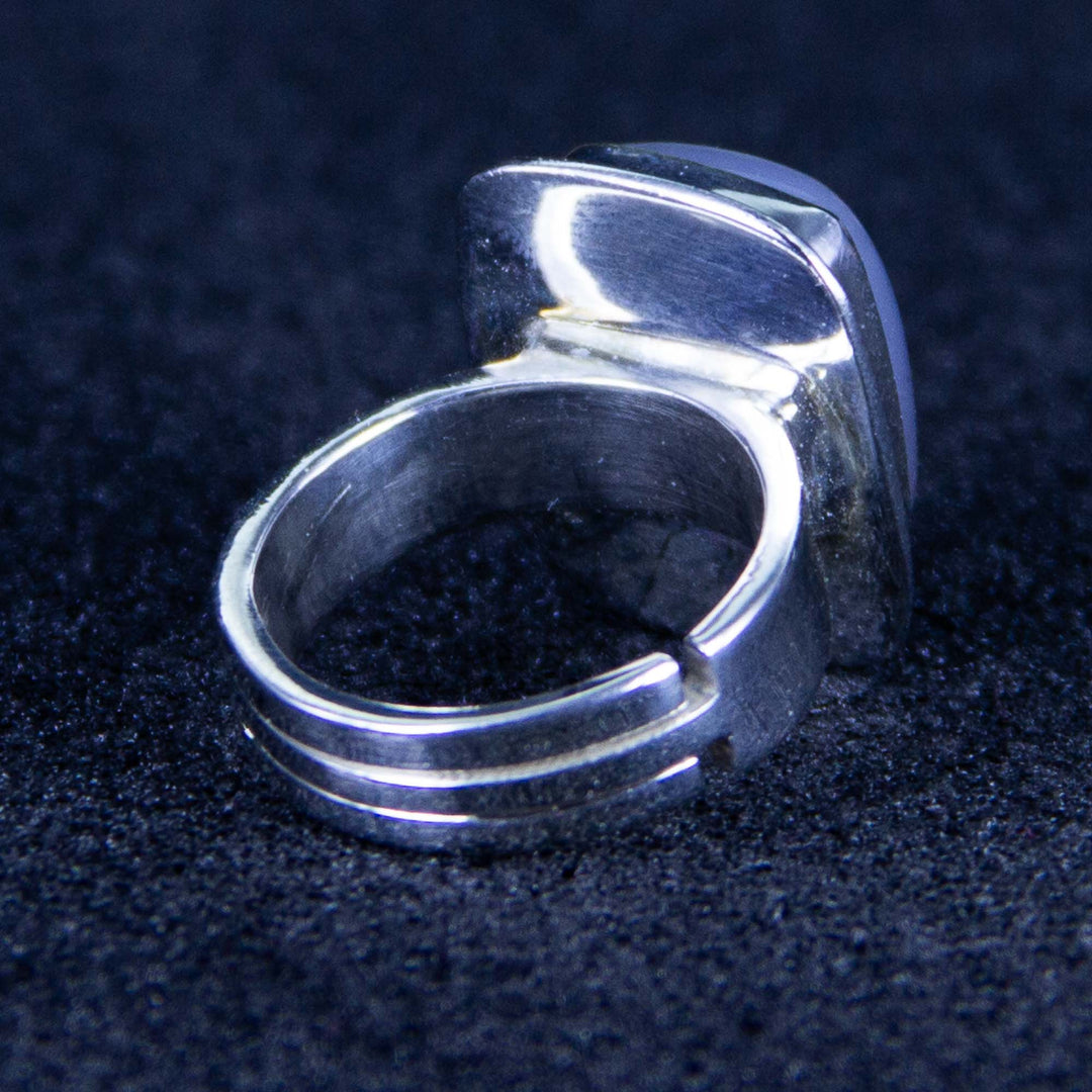Chalzedon-Cabochon-Ring rechteckig, gearbeitet in Silber, verstellbare Ringschiene