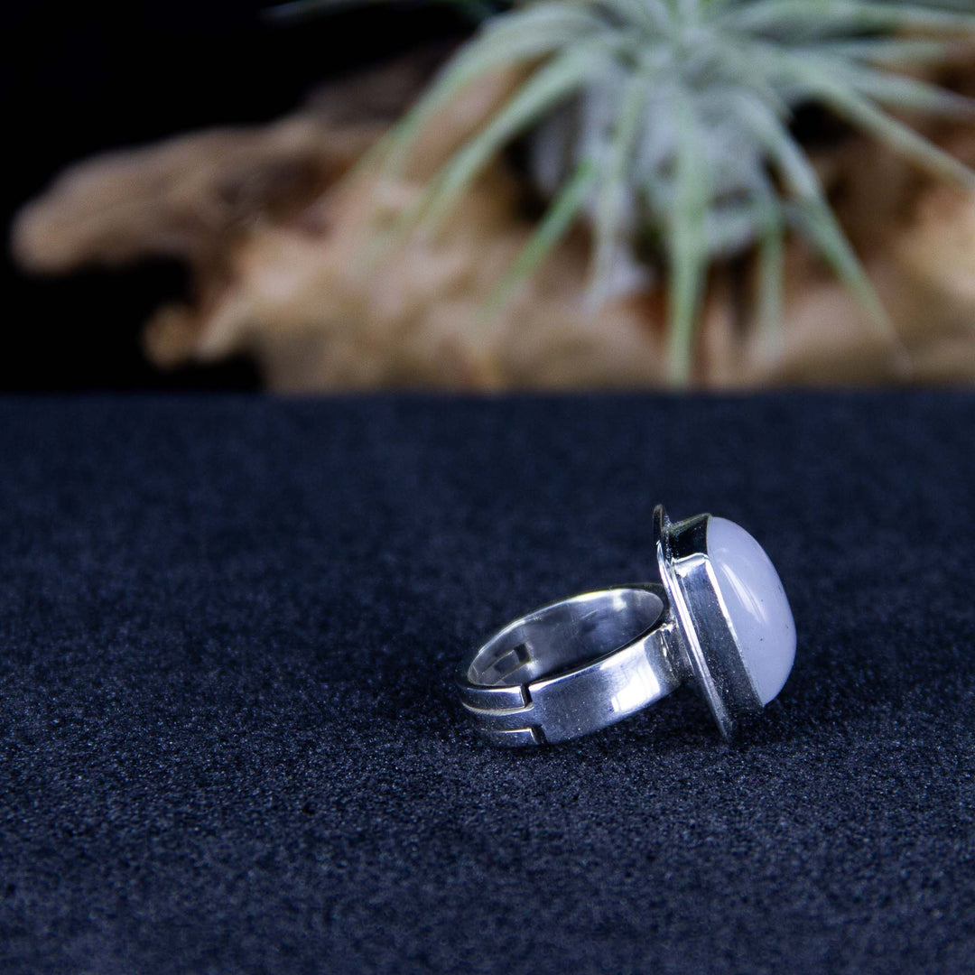 Chalzedon-Cabochon-Ring rechteckig, gearbeitet in Silber, verstellbare Ringschiene