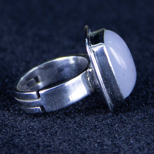 Chalcedon-Cabochon-Ring rechteckig, gearbeitet in Silber, verstellbare Ringschiene