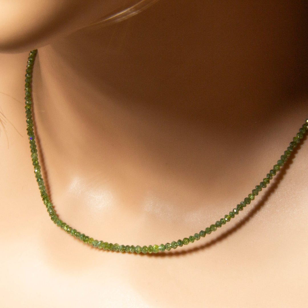 Exquisites Hellgrünes Diamanten-Collier facettiert geschliffen 43,5 cm lang ca. 14 ct