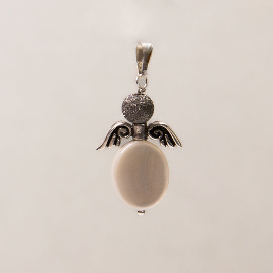 Engel aus Perlmutt mit Silberflügeln und satinierter Perle mit grauen Hintergrund