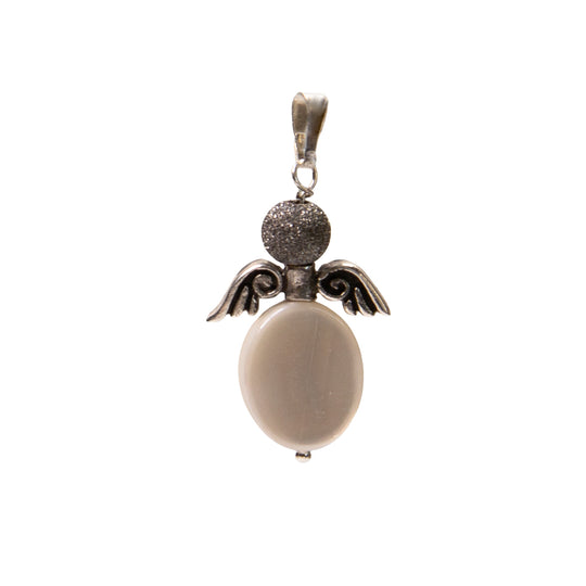 Engel aus Perlmutt mit Silberflügeln und satinierter Perle mit weißem Hintergrund