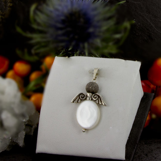 Engel aus Perlmutt mit Silberflügeln und satinierter Perle auf Aufsteller