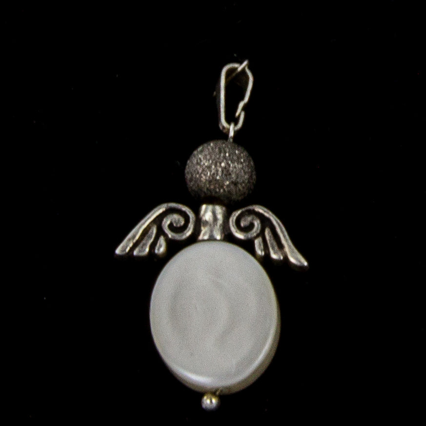 Engel aus Perlmutt mit Silberflügeln und satinierter Perle mit schwarzem Hintergrund