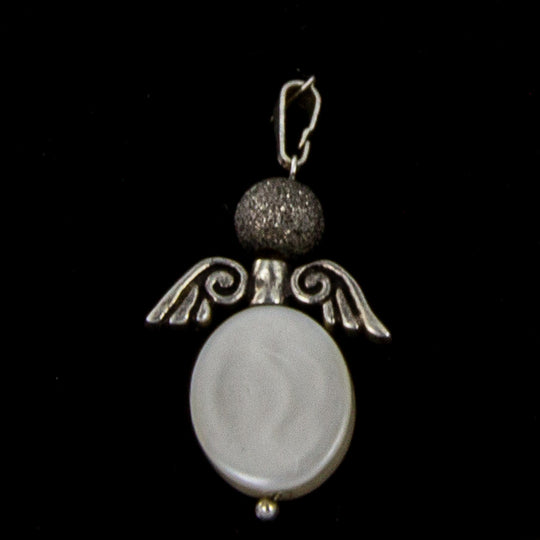 Engel aus Perlmutt mit Silberflügeln und satinierter Perle mit schwarzem Hintergrund