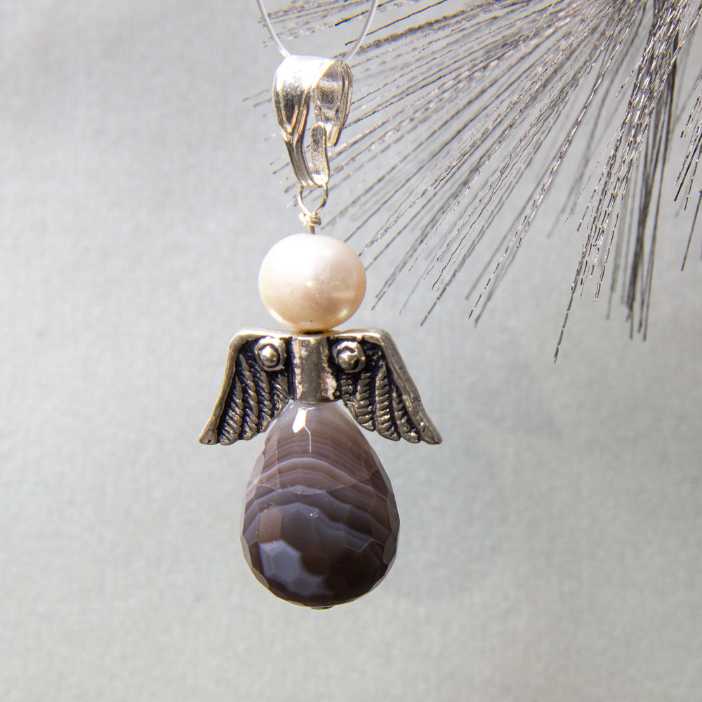Achat Engel mit weißer Perle als Kopf und Silber Flügeln hängend mit Federn als Deko