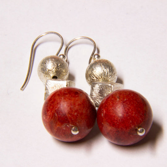 Rote Korallen-Ohrhänger mit 925er Sterlingsilberkugel, - würfel und -haken