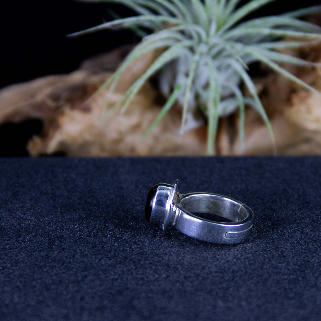 Kleiner, ovaler Tigeraugen-Ring in Silber gefasst, Größe verstellbar