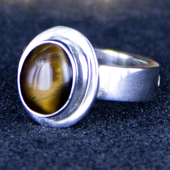 Kleiner, ovaler Tigeraugen-Ring in Silber gefasst, Größe verstellbar