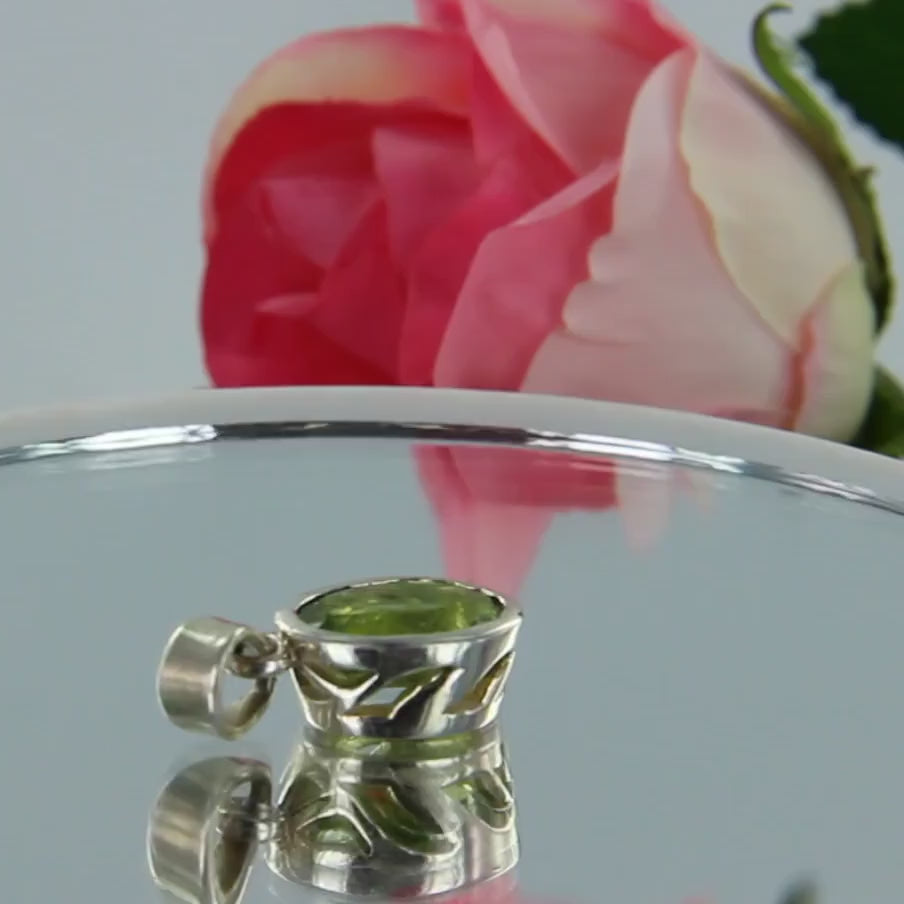 Hellgrüner Peridot-Kettenanhänger facettiert Sterlingsilber grün leuchtend