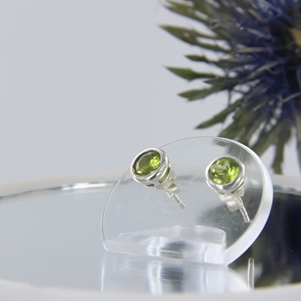 Hellgrüne, rund-facettierte Peridot-Ohrstecker, Sterlingsilber