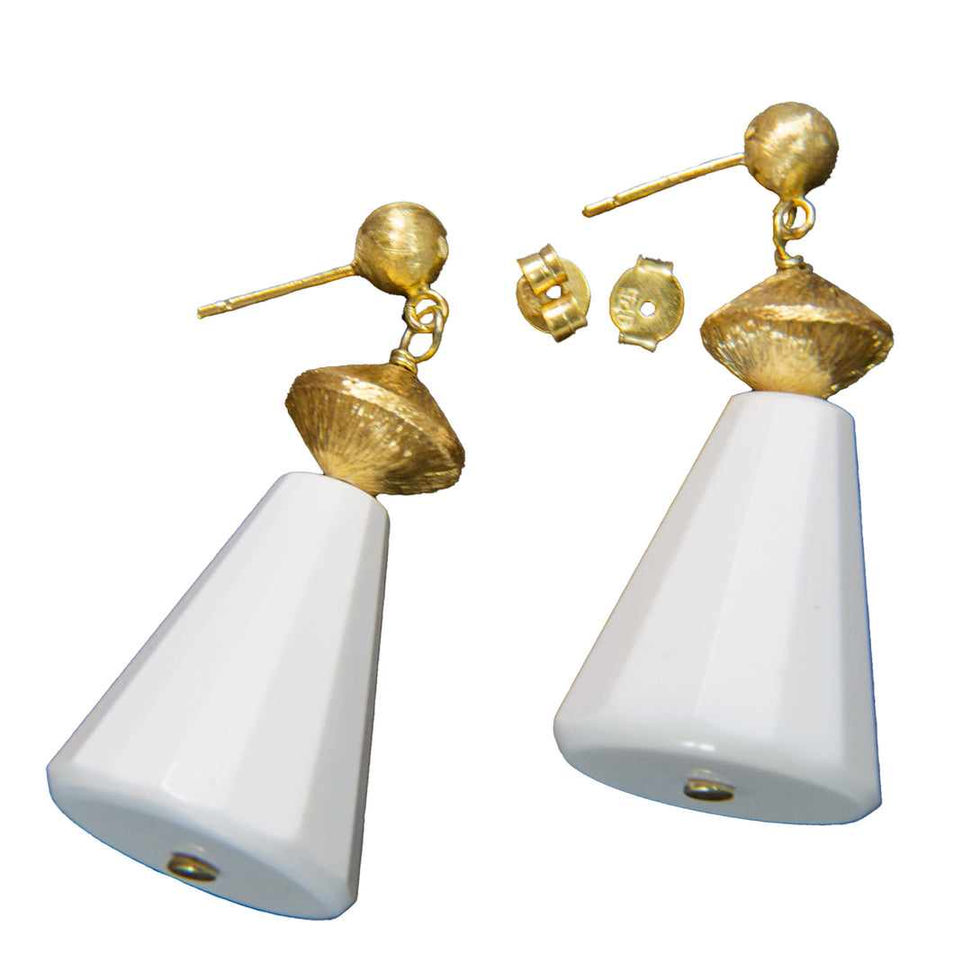 Weiße Jade-Ohrringe in Glockenform, silbervergoldete Ohrstecker
