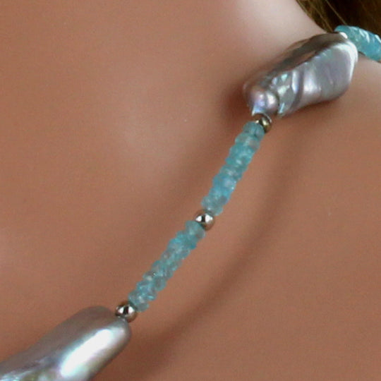 Hellblauer Apatit mit grauer Barock-Süßwasserperle, silberner Karabinerverschluss