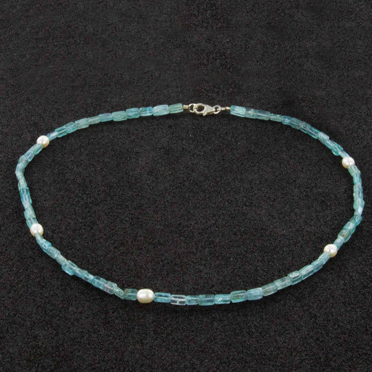 Hellblaue Apatitquader-Kette mit Perlen Silberkarabiner