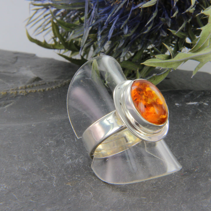 BernsteinRing oval braun, silberne Ringschiene verstellbar (Größe 55