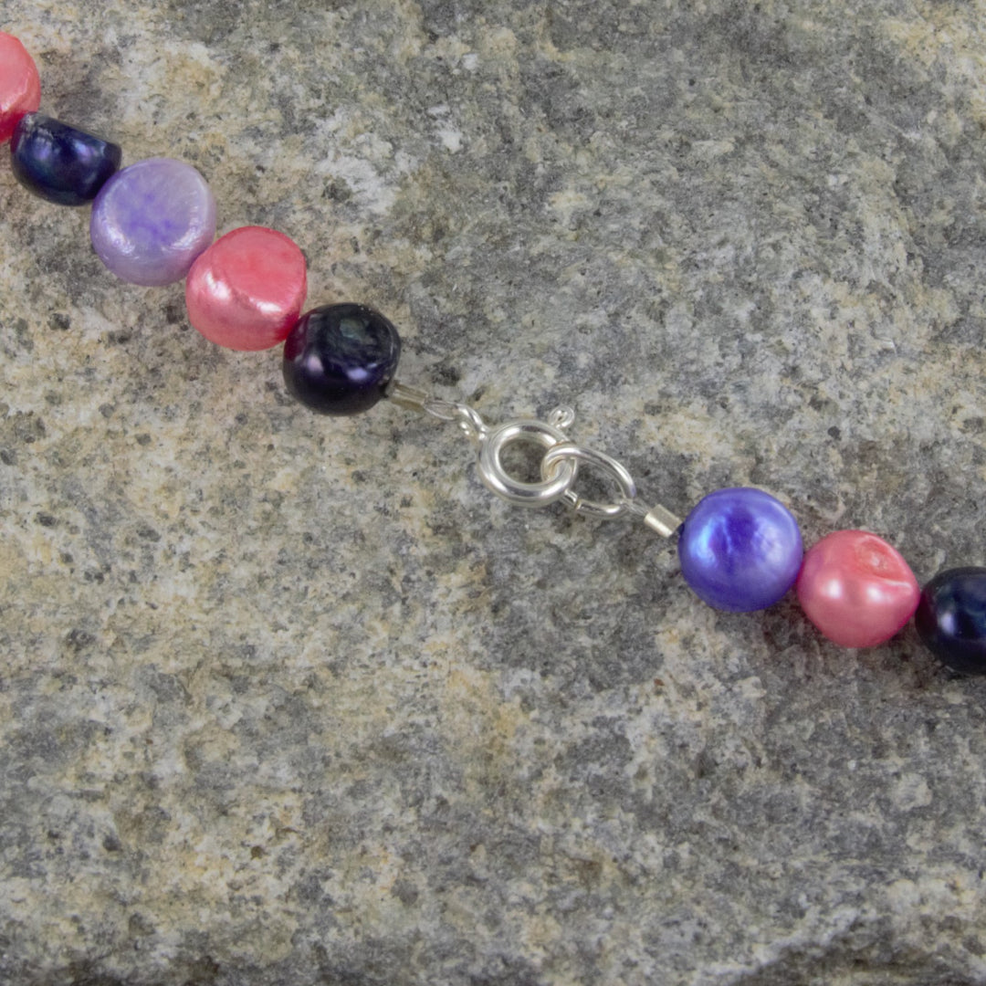 Mehrfarbige Perlenkette in kräftigen Farben: Violett, Lachs, Dunkelblau mit Silberfederring