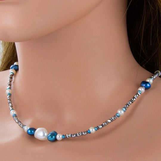 Hämatit-Collier mit weißen und blauen Perlen, silberner Karabinerverschluss
