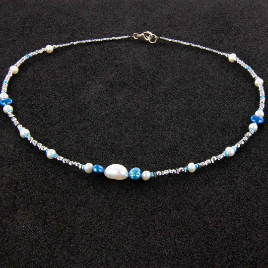 Hämatit-Collier mit weißen und blauen Perlen, silberner Karabinerverschluss