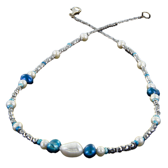 Hämatit-Collier mit weißen und blauen Perlen, silberner Karabinerverschluss